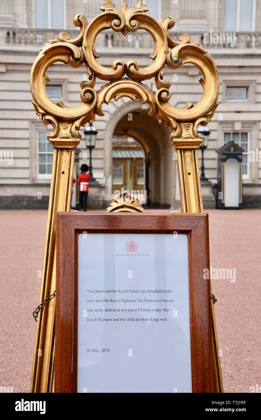 Meghan Duchess of Sussex gave birth to a baby boy on 06/05/2019. A notice was placed on an easel in the forecourt of Buckingham Palace to announce the Royal Birth to the Duke and Duchess of Sussex. Buckingham Palace, London Stock Photo