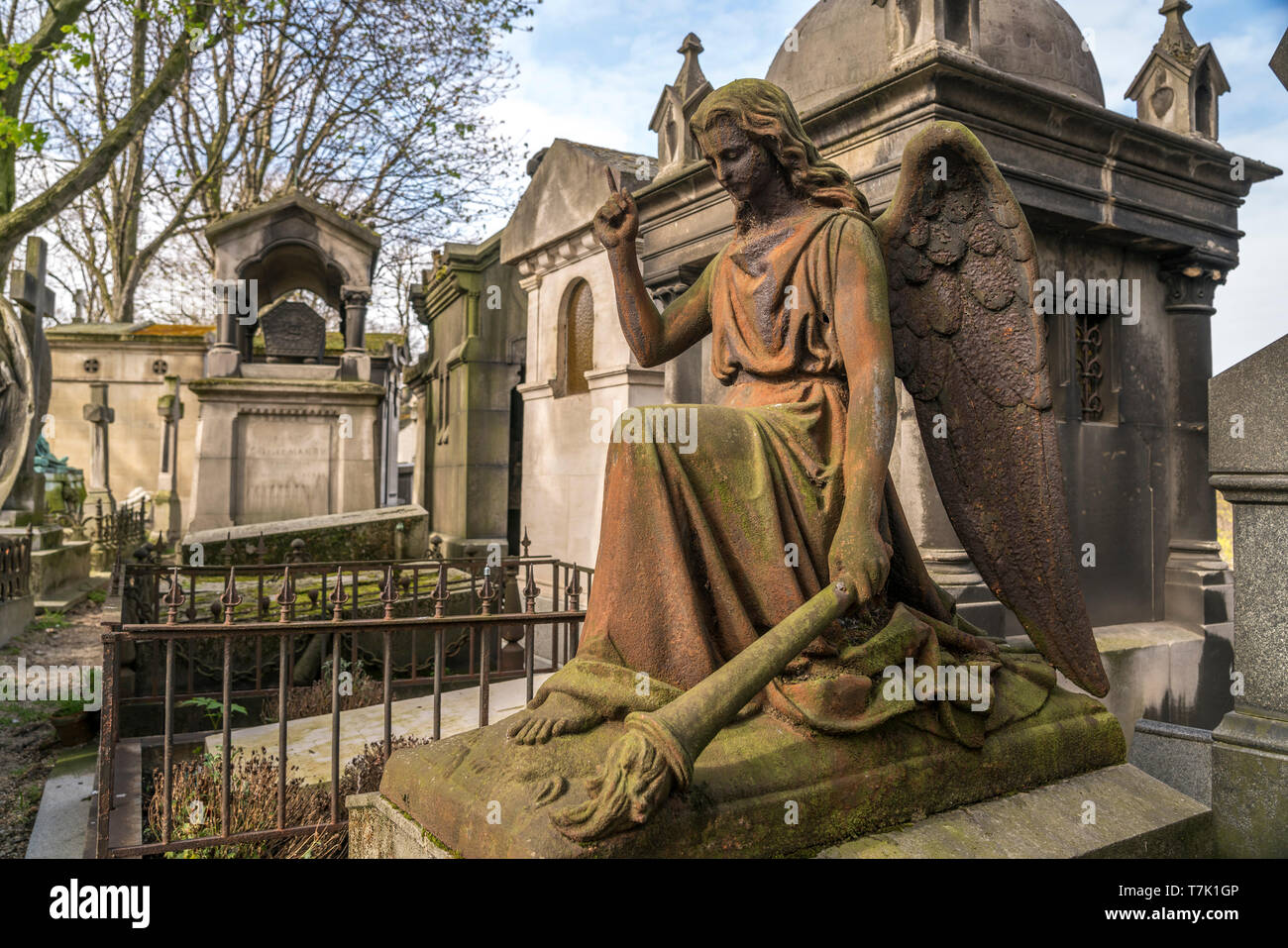 Engel  auf dem Pariser Friedhof Cimetiere de Montmartre Paris, Frankreich  | angel statue  on Montmartre Cemetery, Paris, France Stock Photo