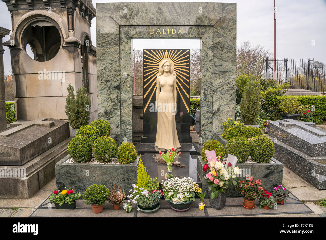 Grabmal der Sängerin Dalida, Pariser Friedhof Cimetiere de Montmartre Paris, Frankreich  | tomb of the singer Dalida, Montmartre Cemetery, Paris, Fran Stock Photo