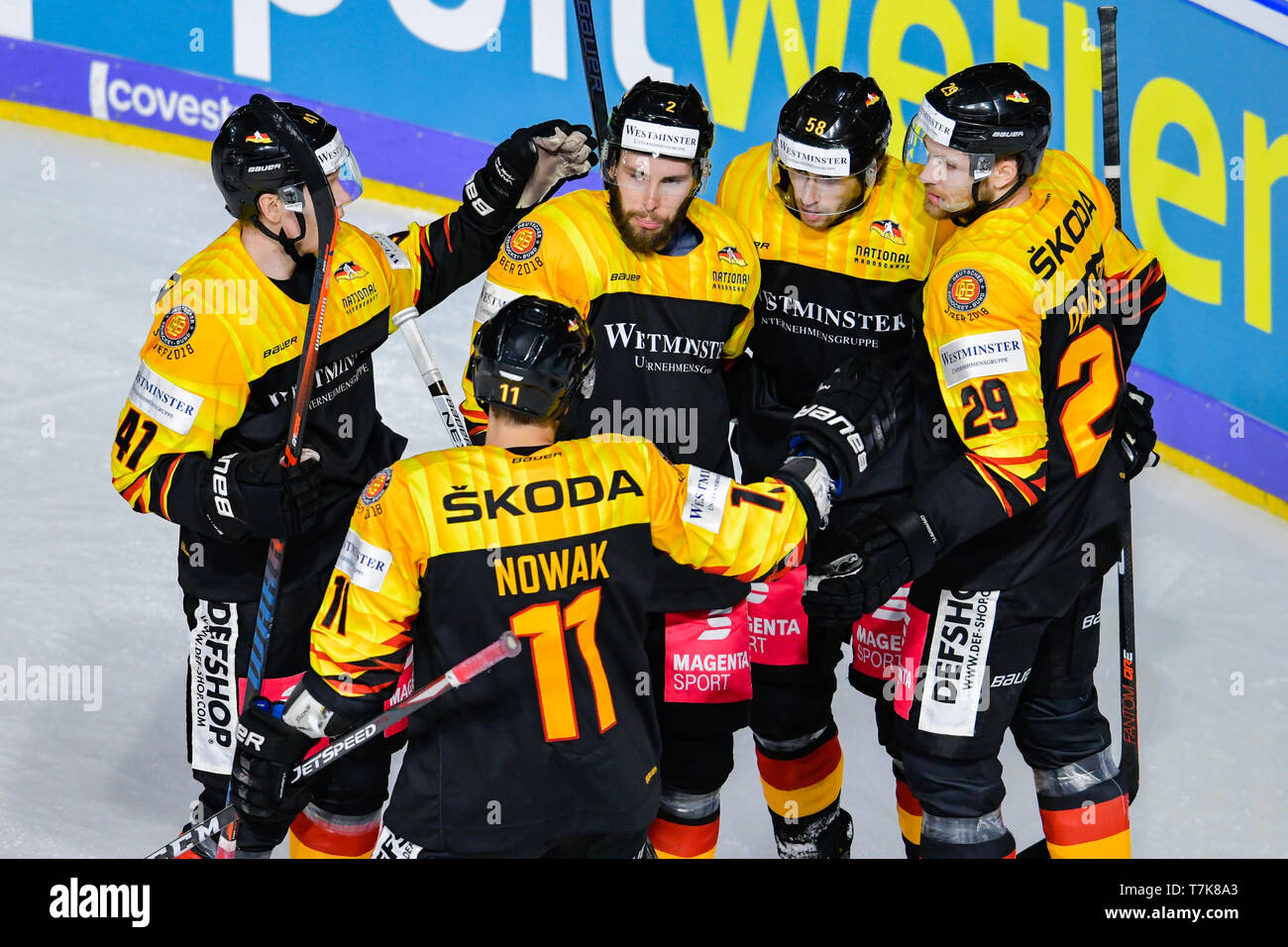 Mannheim, Germany. 07th May, 2019. Ice hockey: international match, Germany - USA, in the SAP Arena. Germany's goal scorer Markus Eisenschmid (2nd from right) cheers with his team-mates over the goal to 1:0. Credit: Uwe Anspach/dpa/Alamy Live News Stock Photo