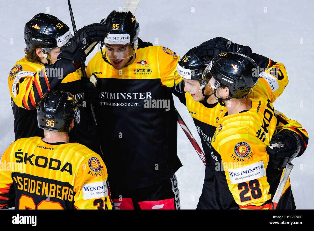 Mannheim, Germany. 07th May, 2019. Ice hockey: international match, Germany - USA, in the SAP Arena. Germany's Dominik Kahun (2nd from right) cheers with his team-mates over the goal to 2:1. Credit: Uwe Anspach/dpa/Alamy Live News Stock Photo