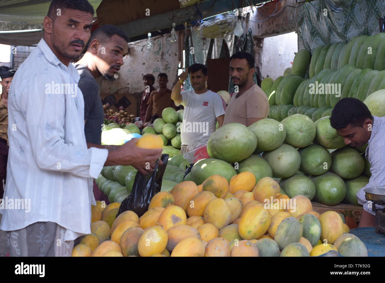 (190507) -- ADEN, May 7, 2019 (Xinhua) -- Yemeni customers shop at a market in the southern port city of Aden, Yemen, on May 7, 2019. People in the war-ridden Yemen complained about soaring prices of vegetables, fruits and other essentials as Ramadan began, a holy month during which Muslims worldwide abstain from eating and drinking from dawn to dusk. (Xinhua/Murad Abdo) Stock Photo