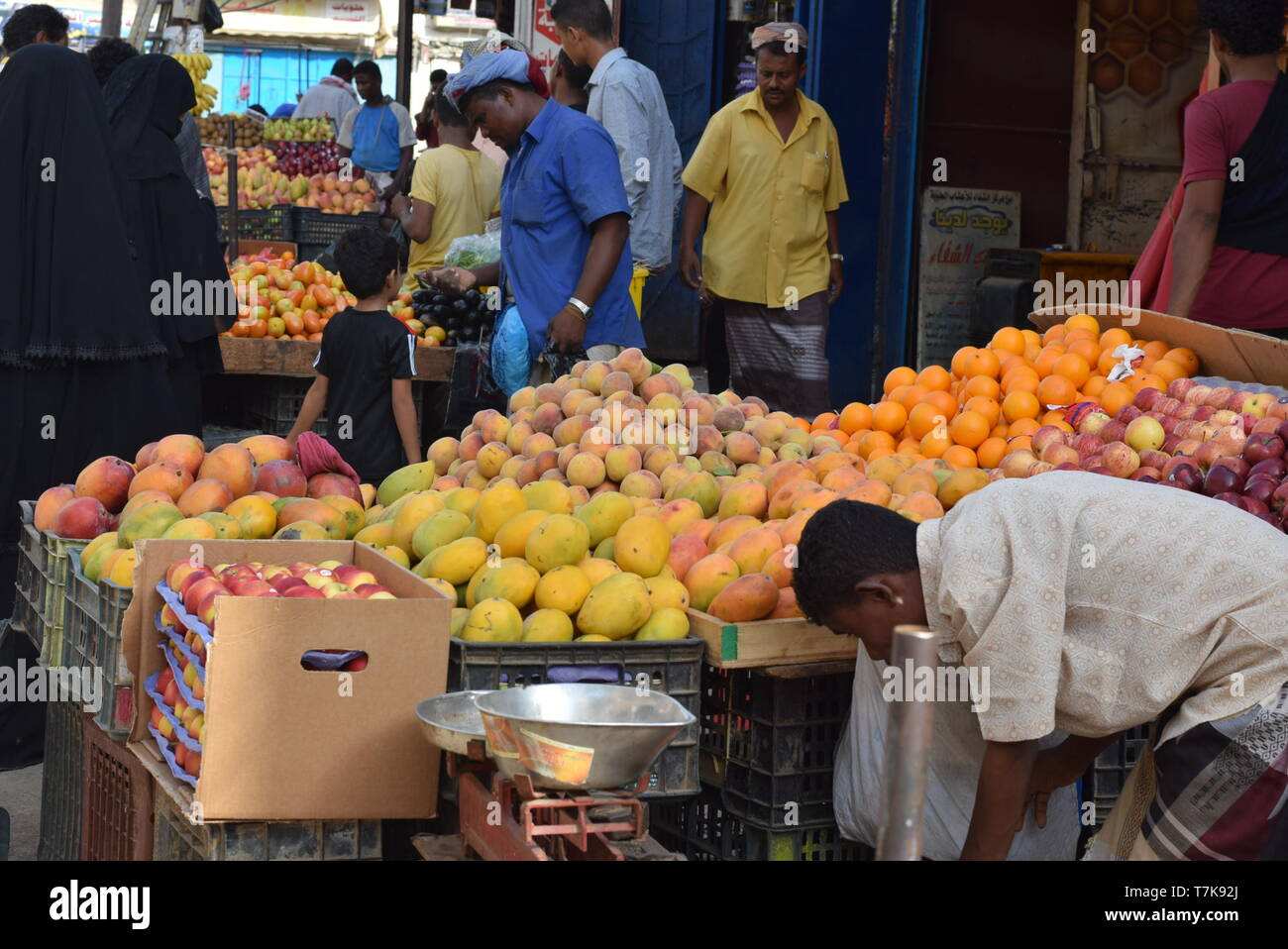 (190507) -- ADEN, May 7, 2019 (Xinhua) -- Yemeni customers and vendors are seen at a market in the southern port city of Aden, Yemen, on May 7, 2019. People in the war-ridden Yemen complained about soaring prices of vegetables, fruits and other essentials as Ramadan began, a holy month during which Muslims worldwide abstain from eating and drinking from dawn to dusk. (Xinhua/Murad Abdo) Stock Photo
