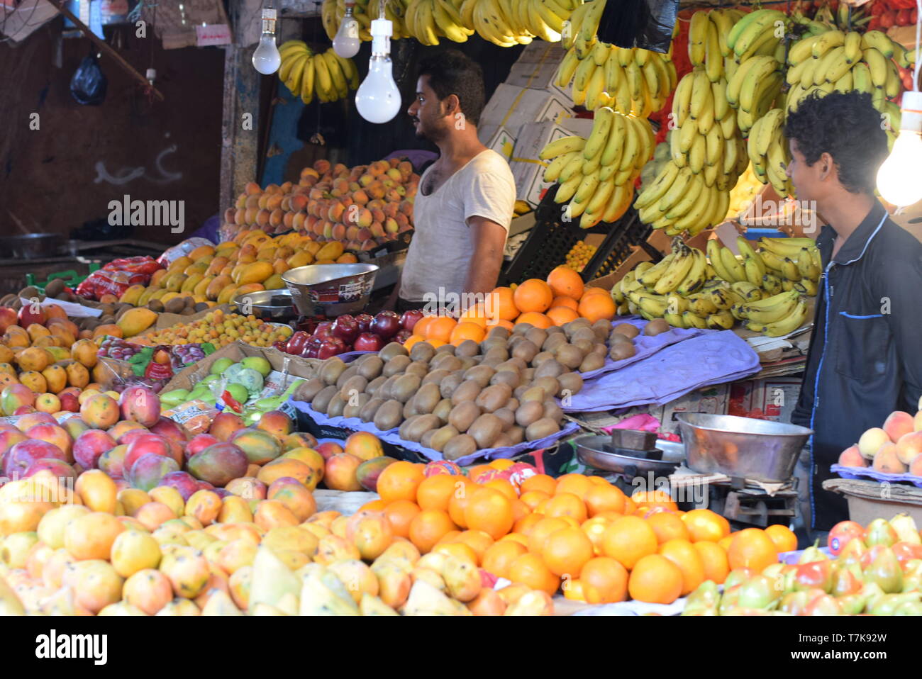 (190507) -- ADEN, May 7, 2019 (Xinhua) -- Yemeni vendors wait for customers at a market in the southern port city of Aden, Yemen, on May 7, 2019. People in the war-ridden Yemen complained about soaring prices of vegetables, fruits and other essentials as Ramadan began, a holy month during which Muslims worldwide abstain from eating and drinking from dawn to dusk. (Xinhua/Murad Abdo) Stock Photo