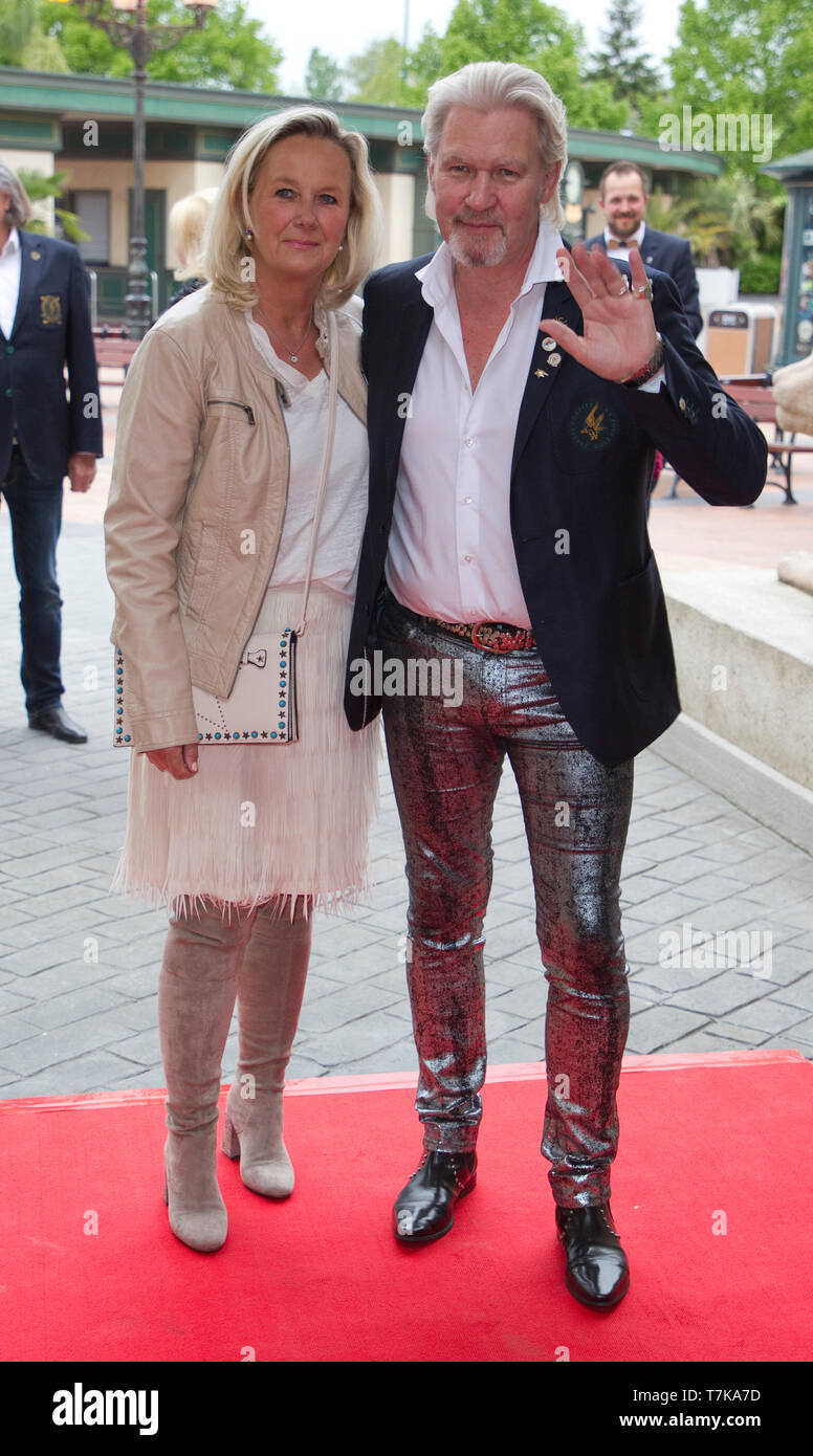 Rust, Germany. 06th May, 2019. Rust, Germany - May 06, 2019: Eagles Charity Golf Cup at Europapark with Irish Singer Johnny Logan and girlfriend Tanja Surmann | usage worldwide Credit: dpa/Alamy Live News Stock Photo