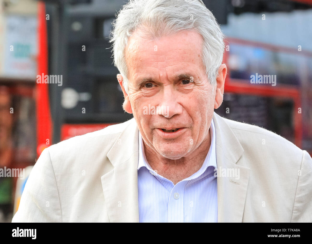 Golders Green, London, UK, 07th May 2019. Veteran war correspondent and former independent MP Martin Bell, often known as 'the man in the white suit',  chats to old friend Gavin Esler and expresses his support. MP Luciana Berger, MEP Candidate (and former broadcaster) Gavin Esler, and several of the party's London MEP candidates hand out flyers on a street to promote the Change UK (The Independent Group) party near Golders Green Underground Station in London. Credit: Imageplotter/Alamy Live News Stock Photo