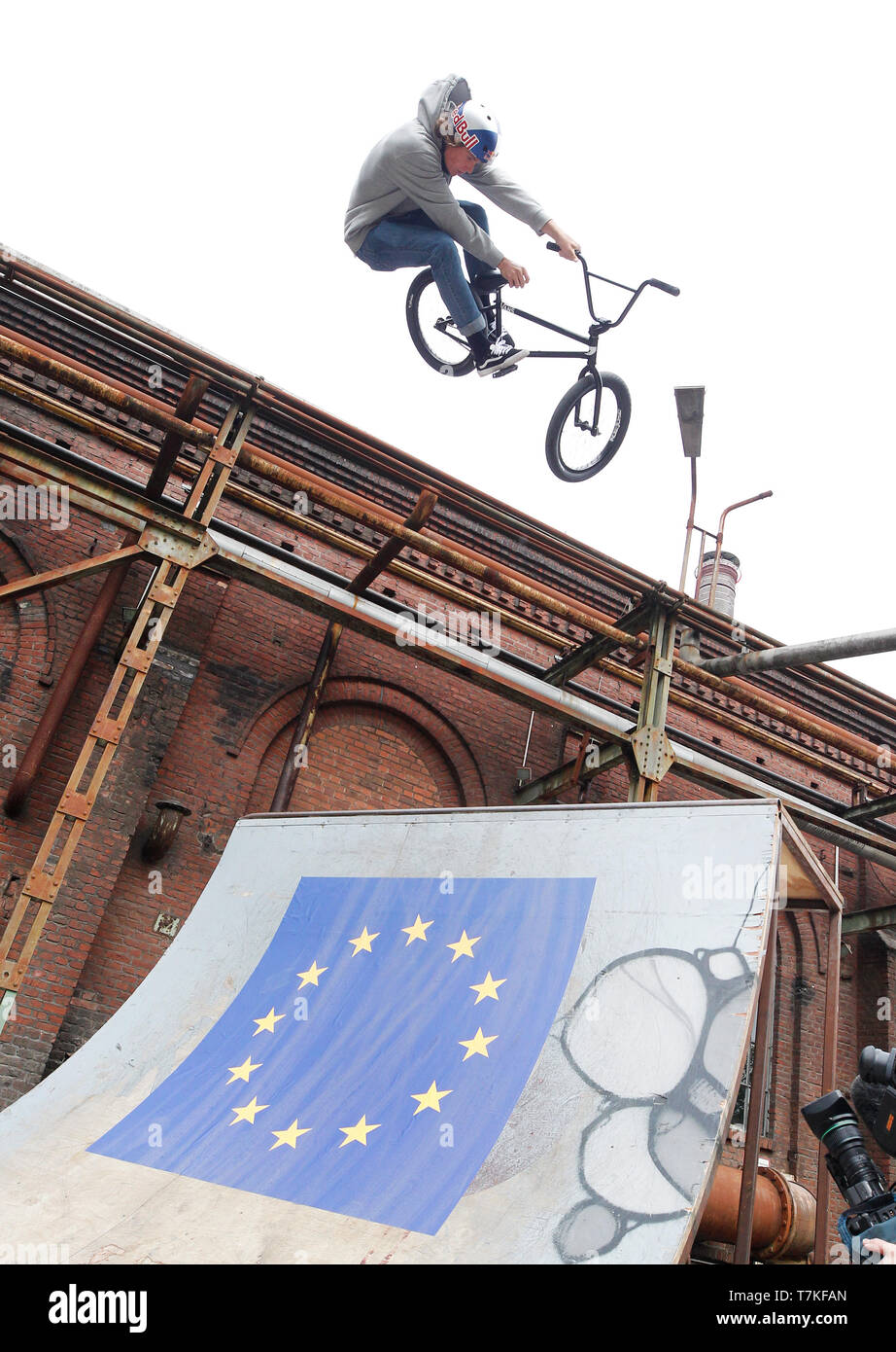 Duisburg, Germany. 08th May, 2019. Paul Thölen, BMX rider, shows a Toboggan-Air  during the presentation of the program of the "Ruhr Games". More than 5500  participants are expected at the Ruhr Games.