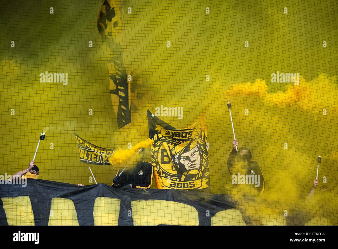 Bremen, Deutschland. 04th May, 2019. Fans of Borussia Dortmund finish (hauling) on the Tribuene Nebelkerzen and pyrotechnics; yellow; Smoke; Soccer 1. Bundesliga, 32. matchday, SV Werder Bremen (HB) - Borussia Dortmund (DO) 2: 2, on 04/05/2019 in Bremen/Germany. DFL regulations prohibit any use of images as image sequences and/or quasi-video | usage worldwide Credit: dpa/Alamy Live News Stock Photo