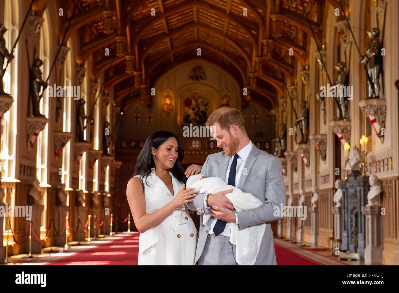 Windsor, Britain. 8th May, 2019. Britain's Prince Harry, Duke of Sussex (R), and his wife Meghan Markle, Duchess of Sussex, pose for a photo with their son in St George's Hall at Windsor Castle in Windsor, Britain, on May 8, 2019. The baby boy, who is Queen Elizabeth's eighth great-grandchild, is seventh in line to the throne, behind the Prince of Wales, the Duke of Cambridge and his children - Prince George, Princess Charlotte and Prince Louis - and Prince Harry. Credit: Dominic Lipinski/PA Wire/Xinhua/Alamy Live News Stock Photo
