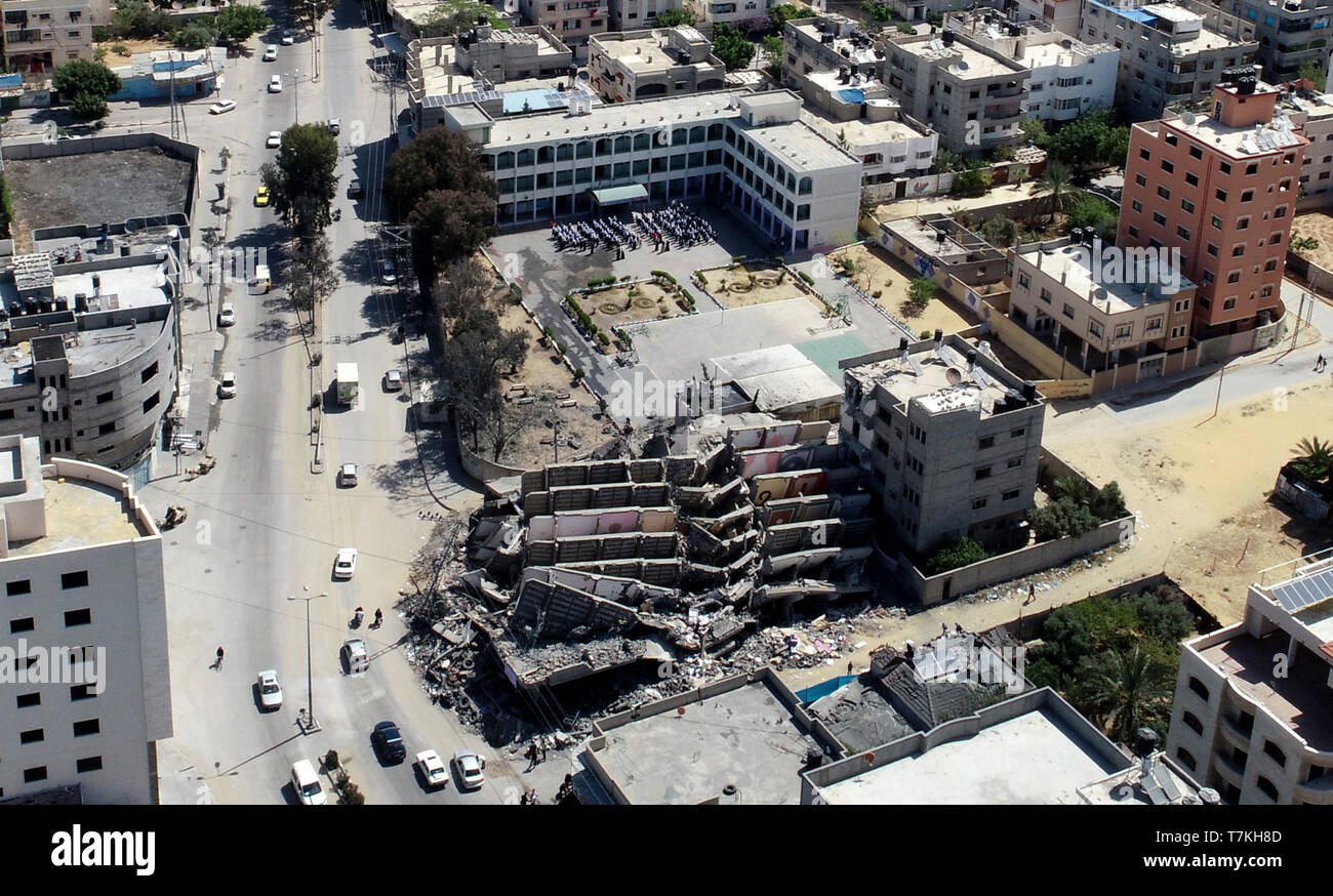 Gaza City, Gaza Strip, Palestinian Territory. 8th May, 2019. A general view show the rubble of Al-Qamar building that was destroyed by Israeli air strikes, in Gaza city on May 8, 2019. About 130 residential apartments were completely destroyed, while 700 others were partially destroyed in the three day Israeli strikes on Gaza, Housing Ministery reported Credit: Ashraf Amra/APA Images/ZUMA Wire/Alamy Live News Stock Photo