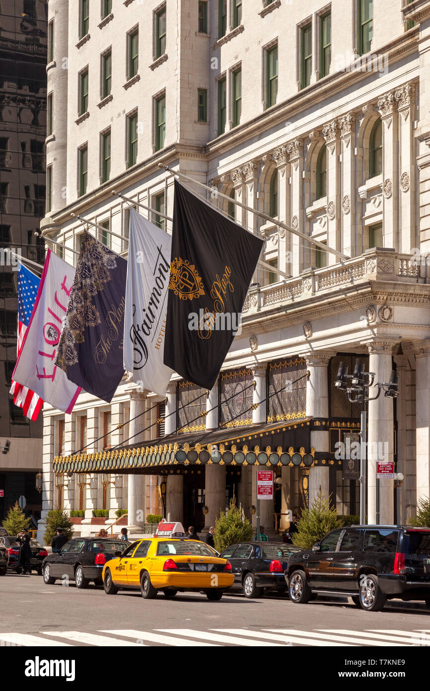 Taxi cabs and cars for hire in front of the Plaza Hotel in Manhattan, New York City, USA Stock Photo