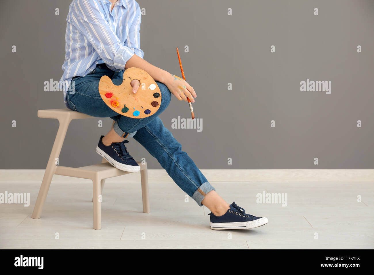 Artist sitting on stool hi-res stock photography and images - Alamy