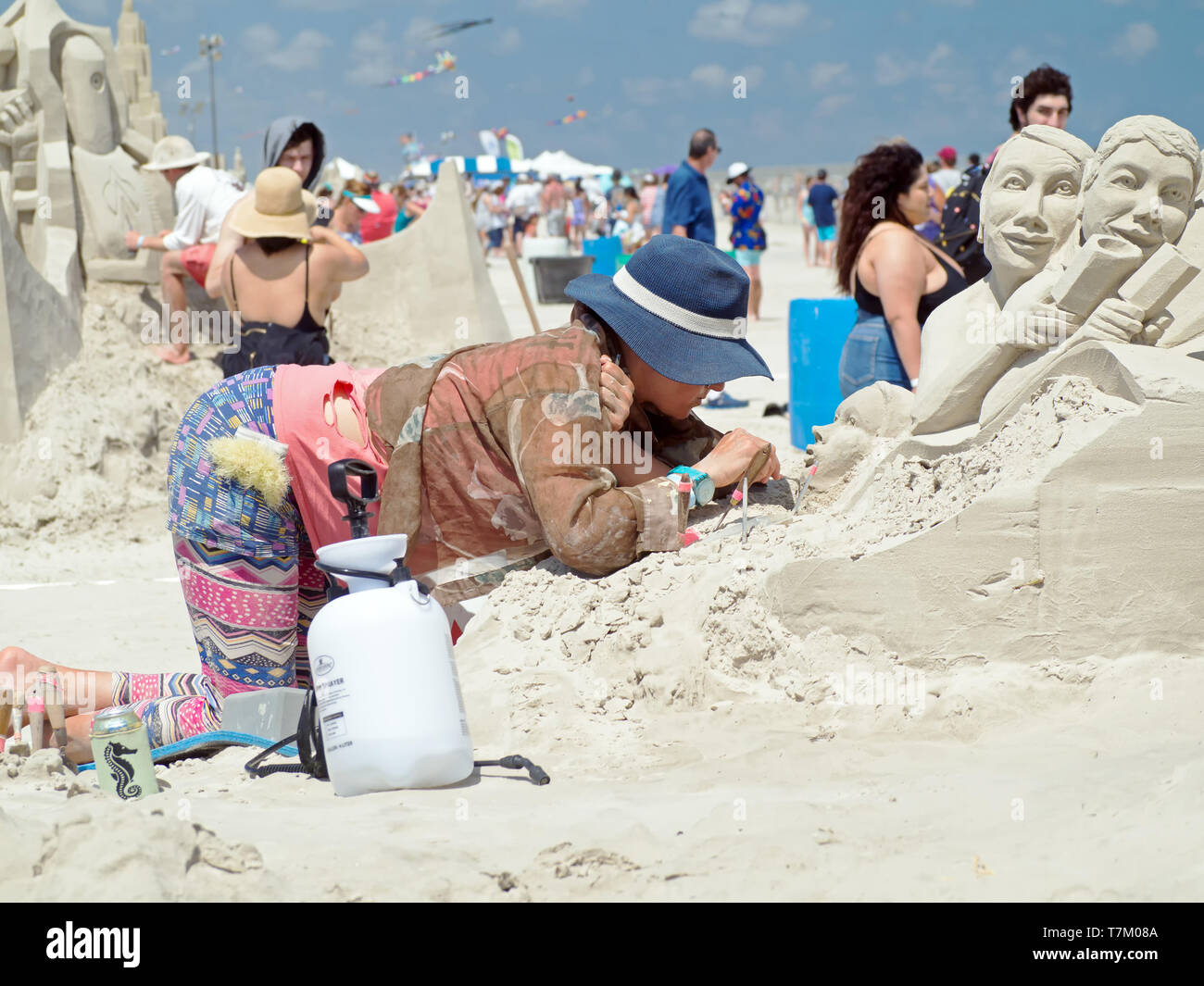 Morgan Rudluff works in close proximity to her 2nd place Master Duo winner, 'Party in Your Plants.' Texas Sandfest 2019 in Port Aransas, Texas USA. Stock Photo