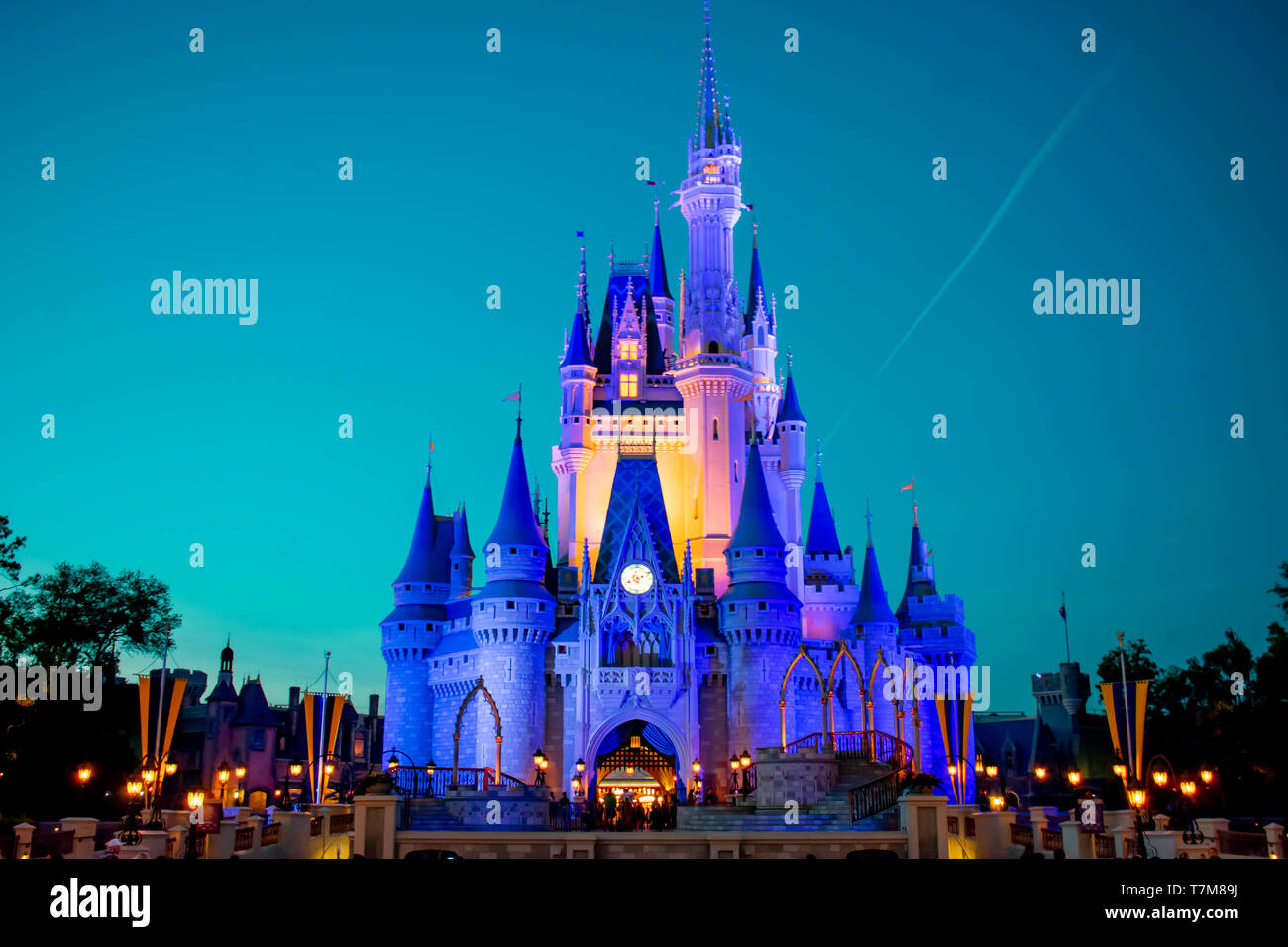Orlando, Florida, Ánh sáng đèn Walt Disney World: Hãy cùng chiêm ngưỡng vẻ đẹp tuyệt vời của Orlando, Florida với ánh sáng đèn lấp lánh khi màn đêm buông xuống cùng với khung cảnh đầy màu sắc của Walt Disney World. Một bộ ảnh sẽ giúp bạn lưu lại những kỉ niệm đáng nhớ tại đây.