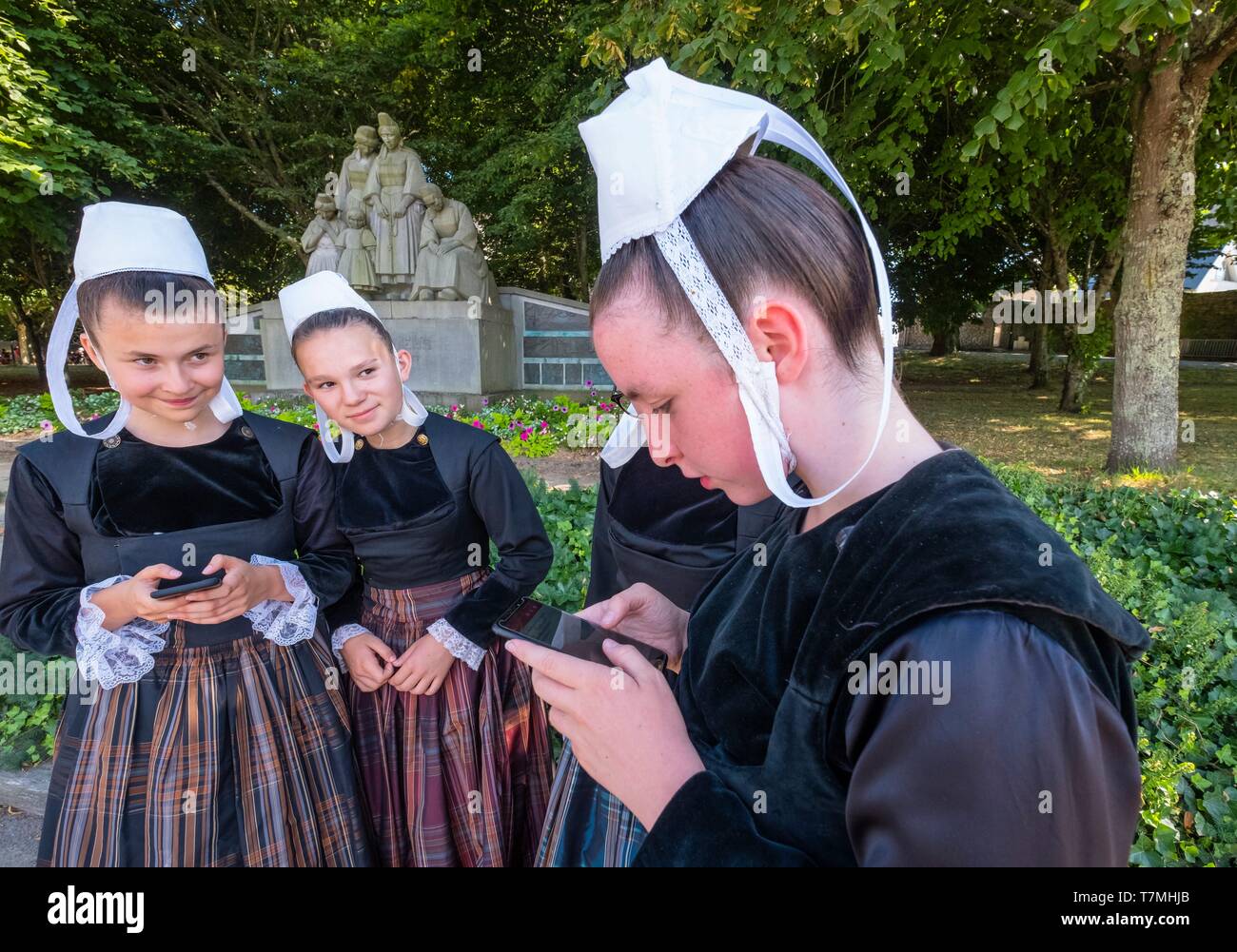 France Finistere Pont L Abbe Embroiderers Festival Promotes Each Year The Bigouden And Breton Terroir Tradition With Music And Dance The Bigoudens Monument By Francois Bazin In The Background Stock Photo Alamy
