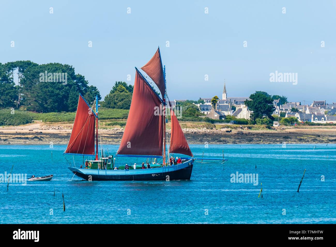 France, Finistère (29), Pays des Abers, Côte des Legendes, l'Aber Wrac'h, Notre Dame de Rumengol is a gabare (freight) rigged in Dundee built in 1945 in Camaret, Plouguerneau in the background Stock Photo