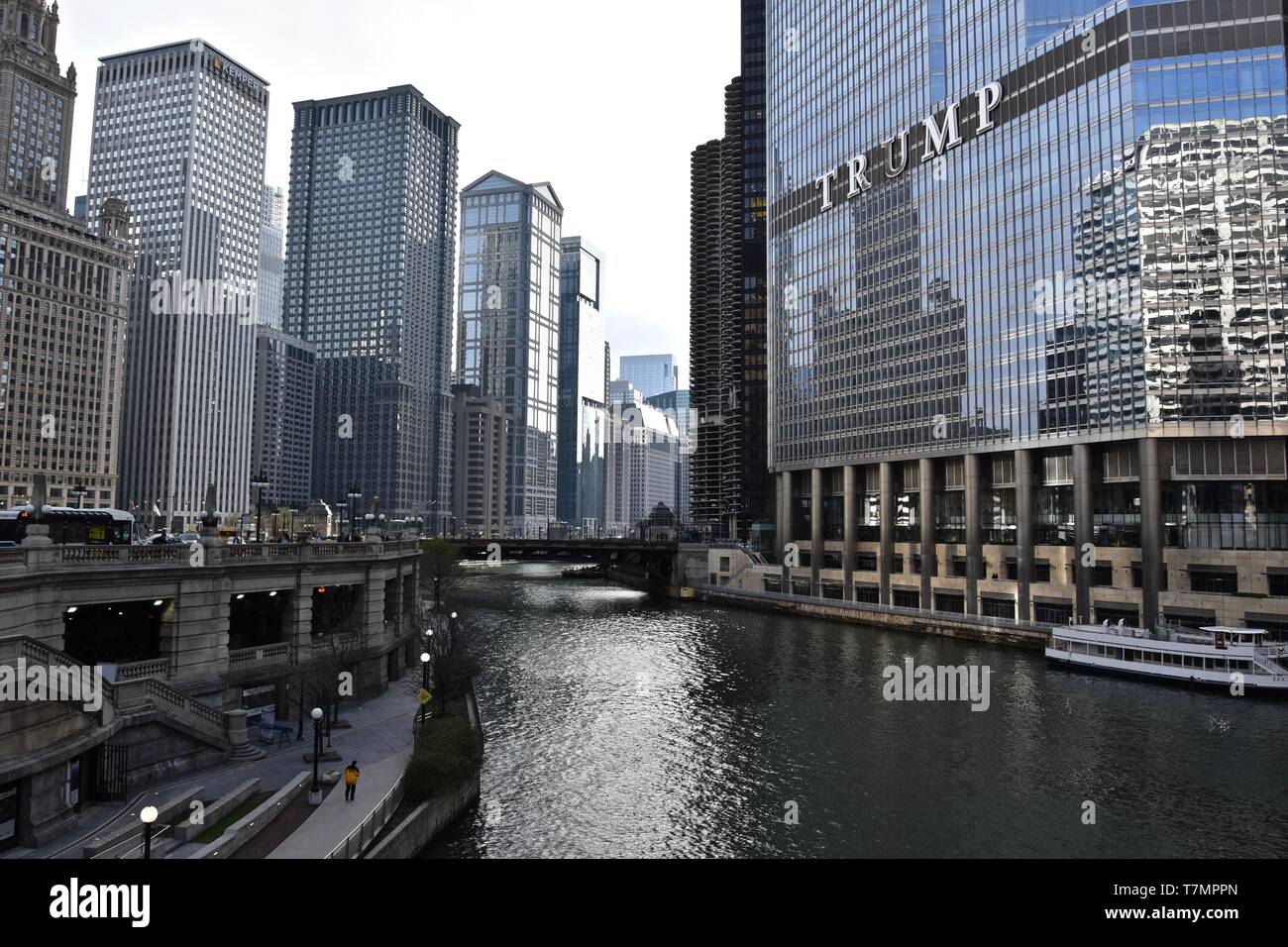 Views along the Chicago River along the North Side of the Chicago Loop ...