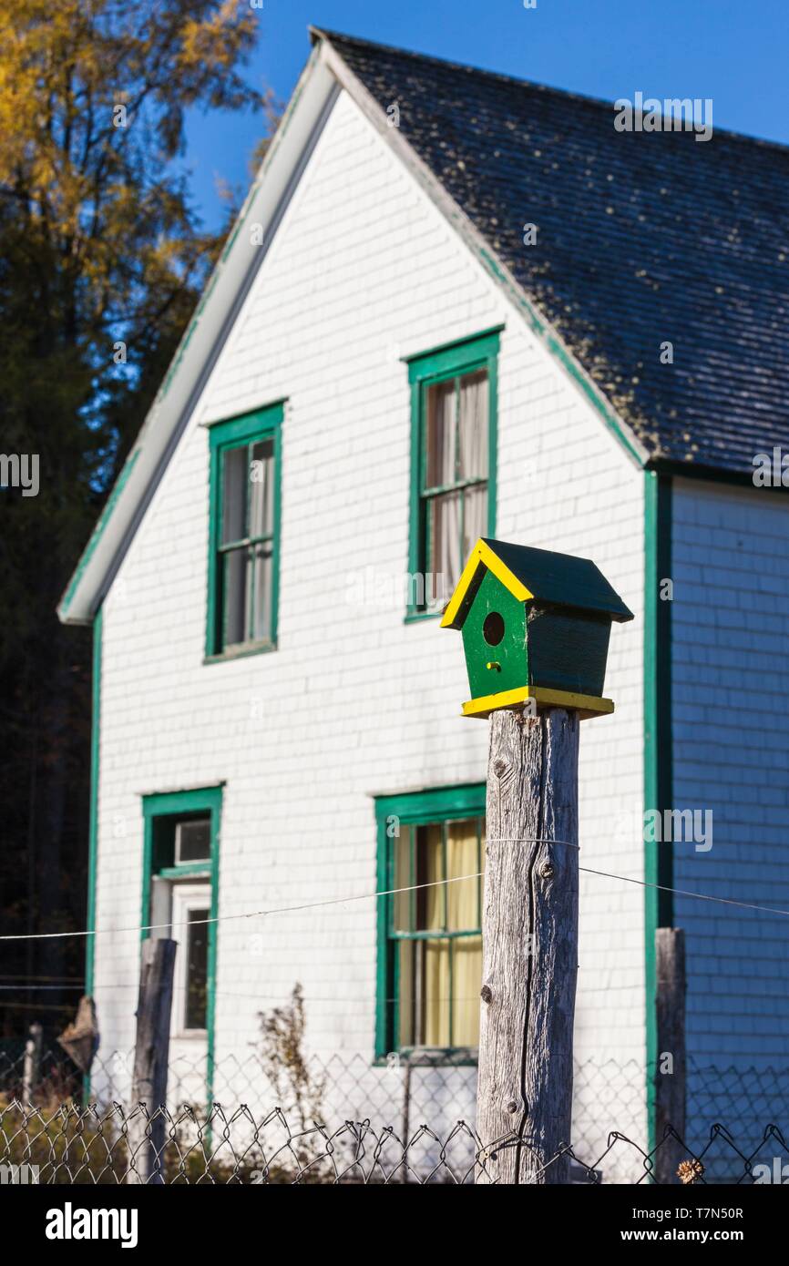 Canada, Quebec, Gaspe Peninsula, New Richmond, Duthie Point, former 18th century Scottish-English settlement, farmhouse with birdhouse Stock Photo