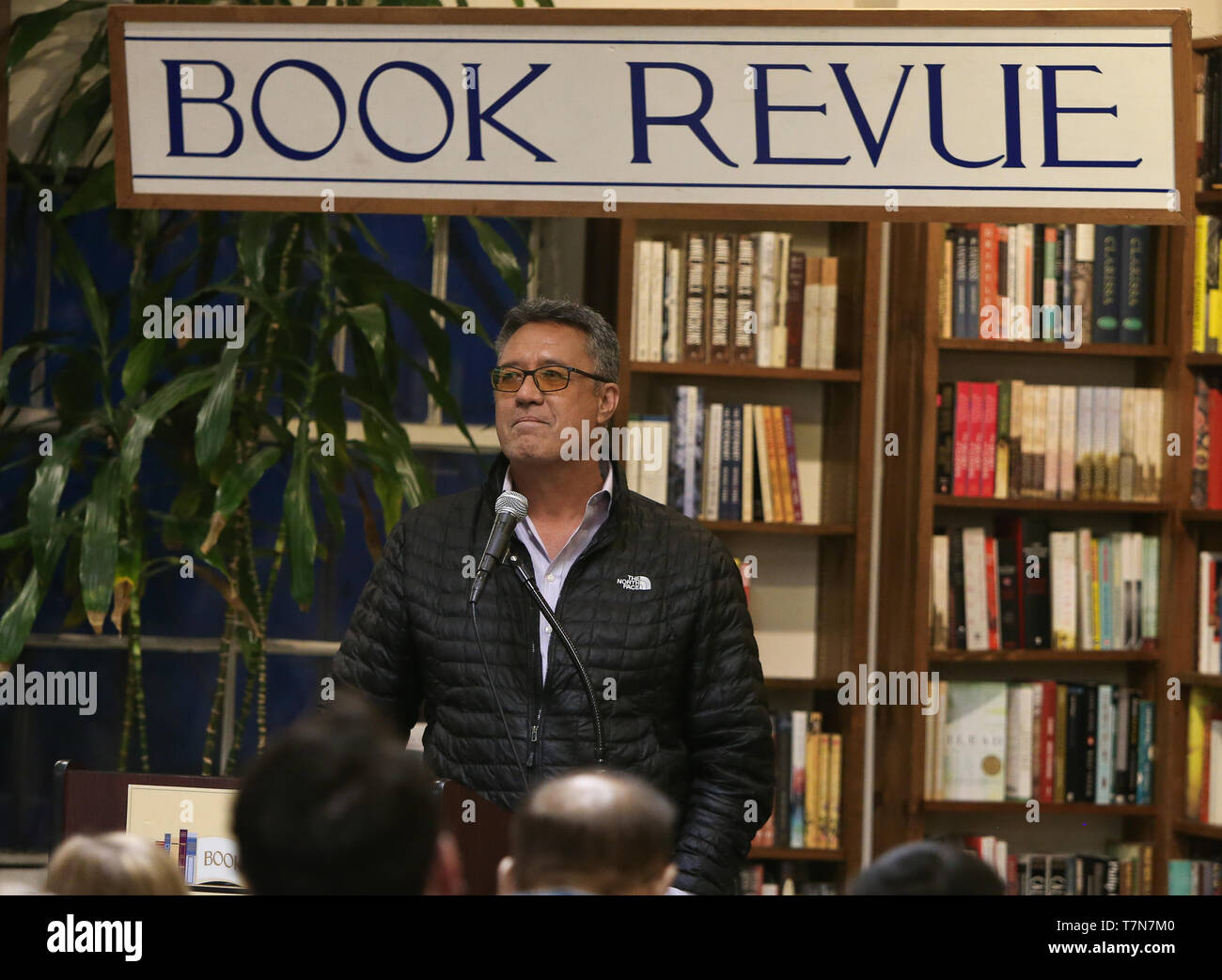 HUNTINGTON, NY-APR 02: Former baseball pitcher Ron Darling signs his book '108 Stitches: Loose Threads, Ripping Yarns, and the Darndest Characters Stock Photo