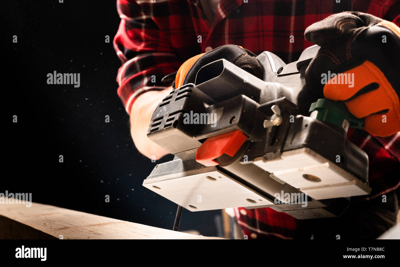 Handsome man using wood sanding machines belt sander Stock Photo - Alamy