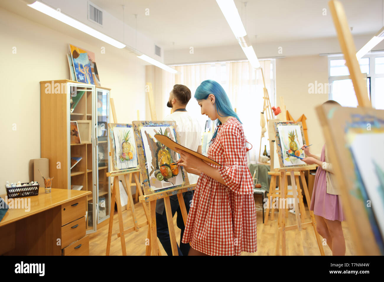 Female students painting still hi-res stock photography and images - Alamy