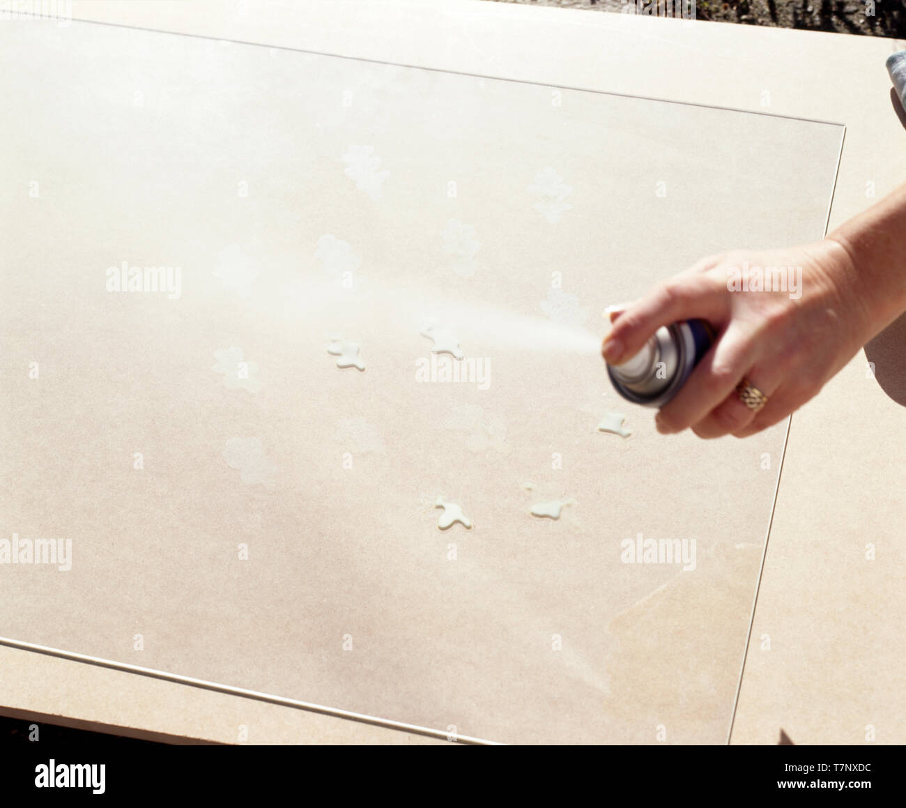 Using aerosol fixative hires stock photography and images Alamy