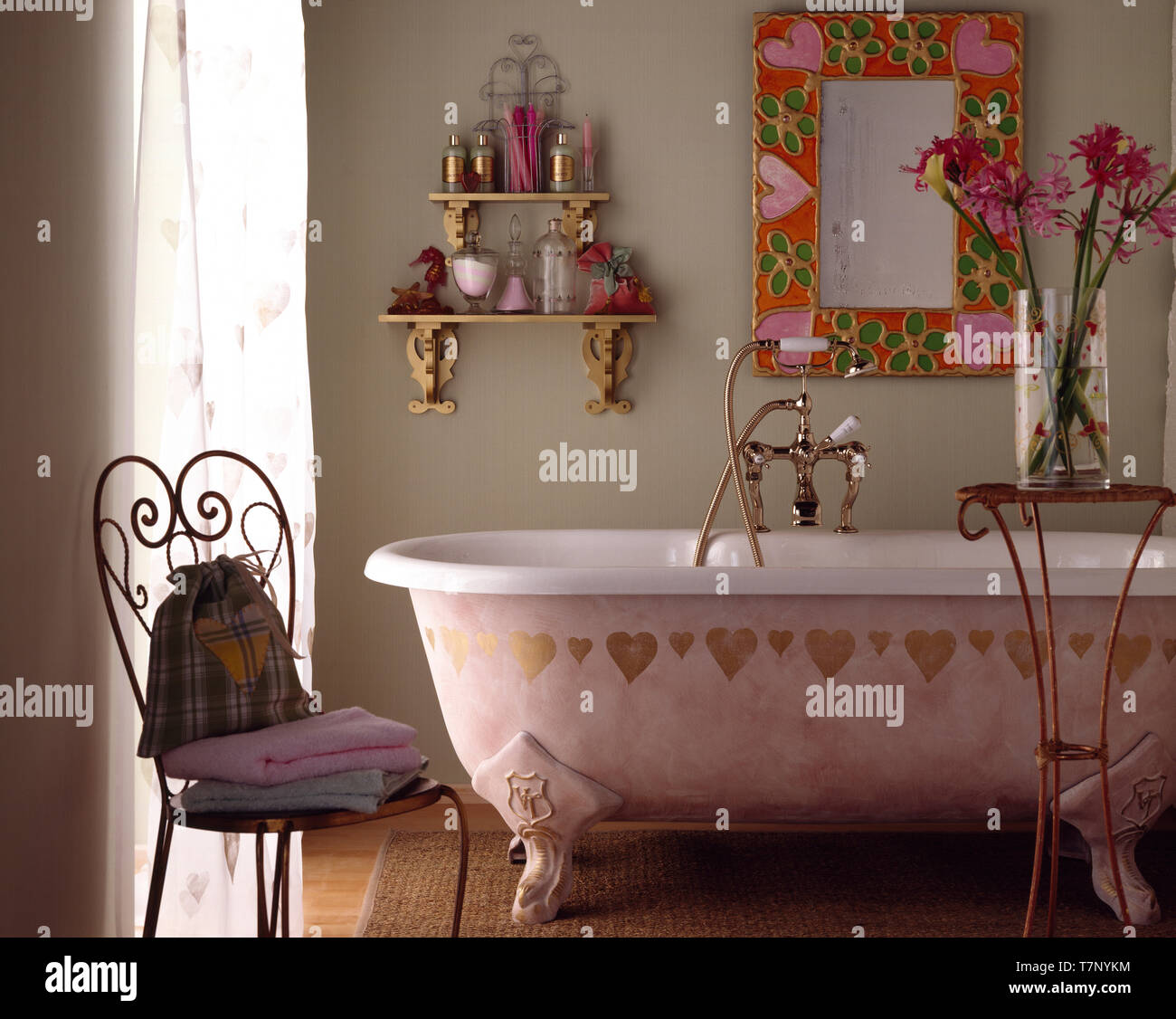 Roll top bath pink hi-res stock photography and images - Alamy