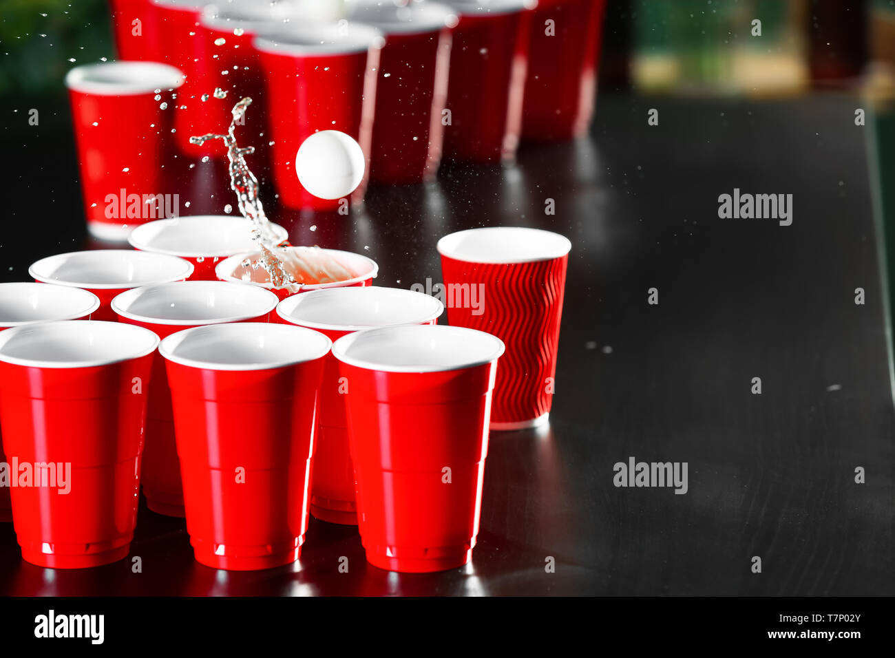 https://c8.alamy.com/comp/T7P02Y/cups-and-plastic-ball-for-beer-pong-game-on-table-T7P02Y.jpg