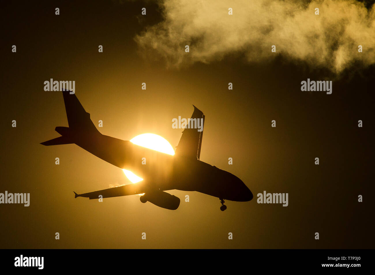 Passenger Jet Aircraft Silhouette Passing Sun Disc Stock Photo - Alamy