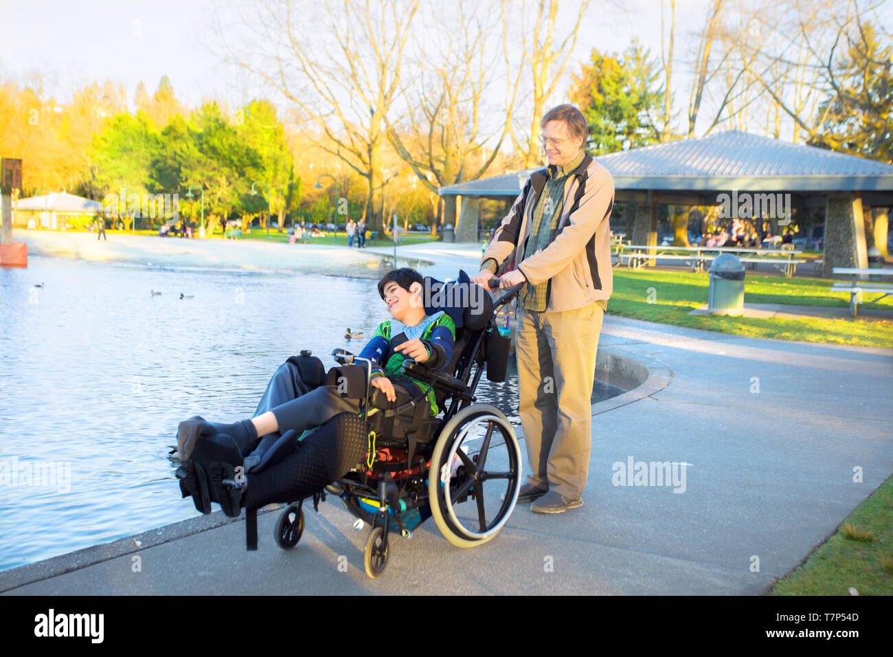 Два сына инвалида. Мама с ребенком инвалидом. Коляска для детей инвалидов. Два сына инвалида. Сын инвалид.