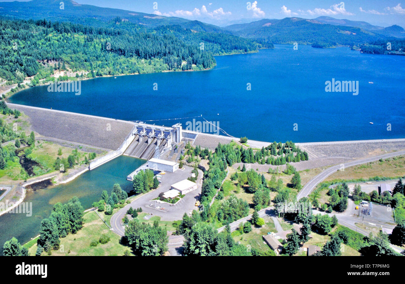 Foster Dam and Reservoir manages water coming from the South Santiam
