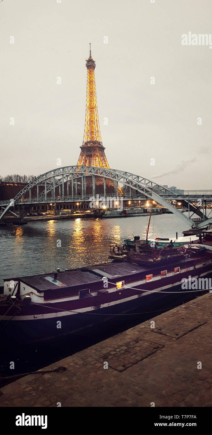 Paris  7ᵉ arrondissement. Eiffel tower and passerelle Debilly at sunset and river Seine, France Stock Photo