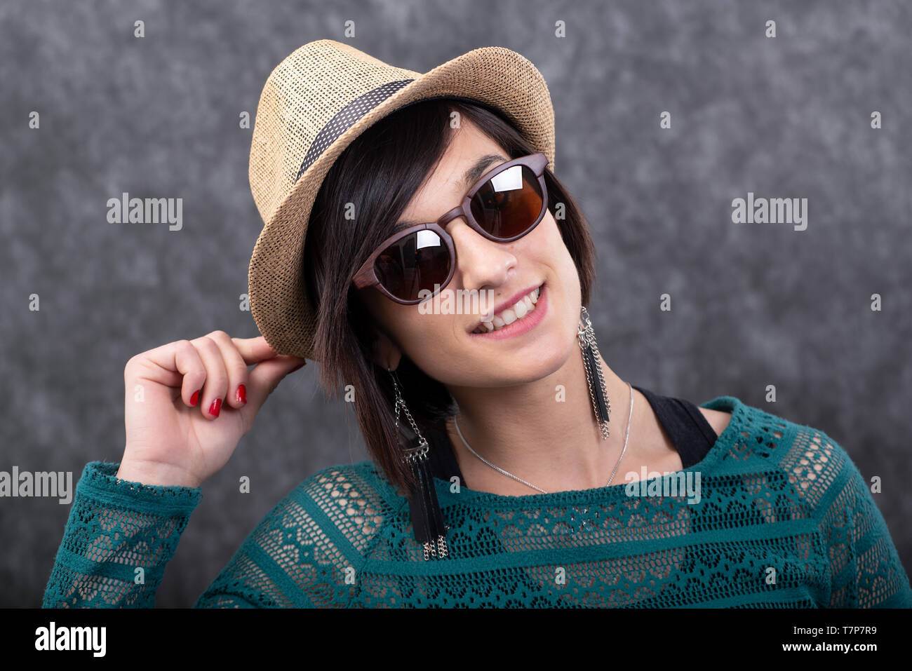 a summer woman wearing sunglasses and straw hat Stock Photo - Alamy