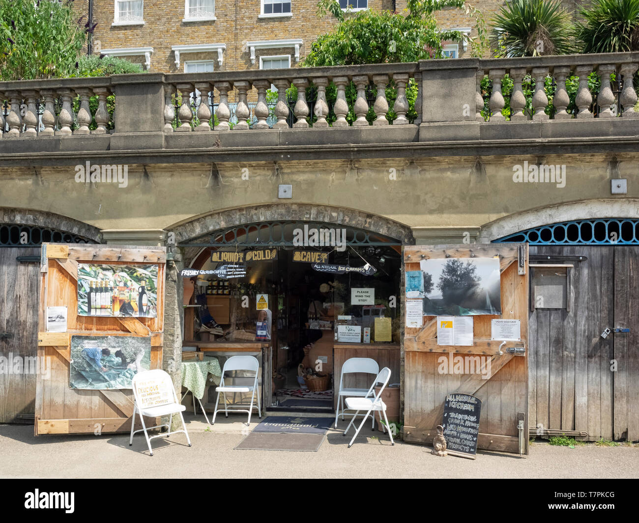 ICHMOND-UPON-THAMES, LONDON, UK -JULY 04, 2018:  Boathouse on Buccleuch Passage that has been converted to small Cafe Stock Photo