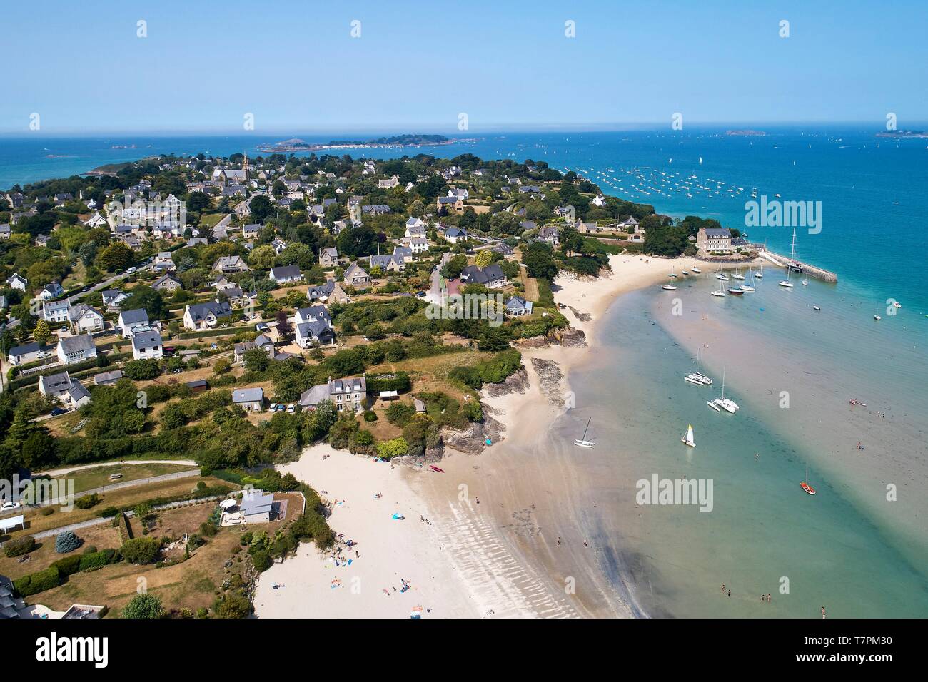 France, Cotes d'Armor, Cote d'Emeraude (Emerald Coast), Saint Jacut de la Mer, beach of Pissotte and port of Chatelet (aerial view) Stock Photo