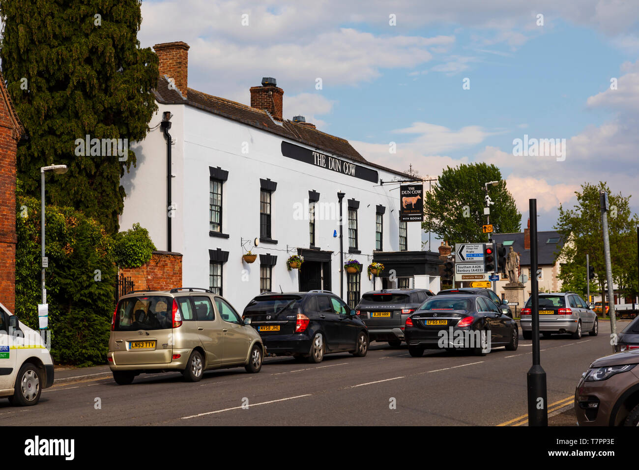 The Dun Cow old coaching inn on the crossroads of the London - Birmingham, and Oxford - Leicester coach roads. Dunchurch, near Rugby, Warwickshire Stock Photo