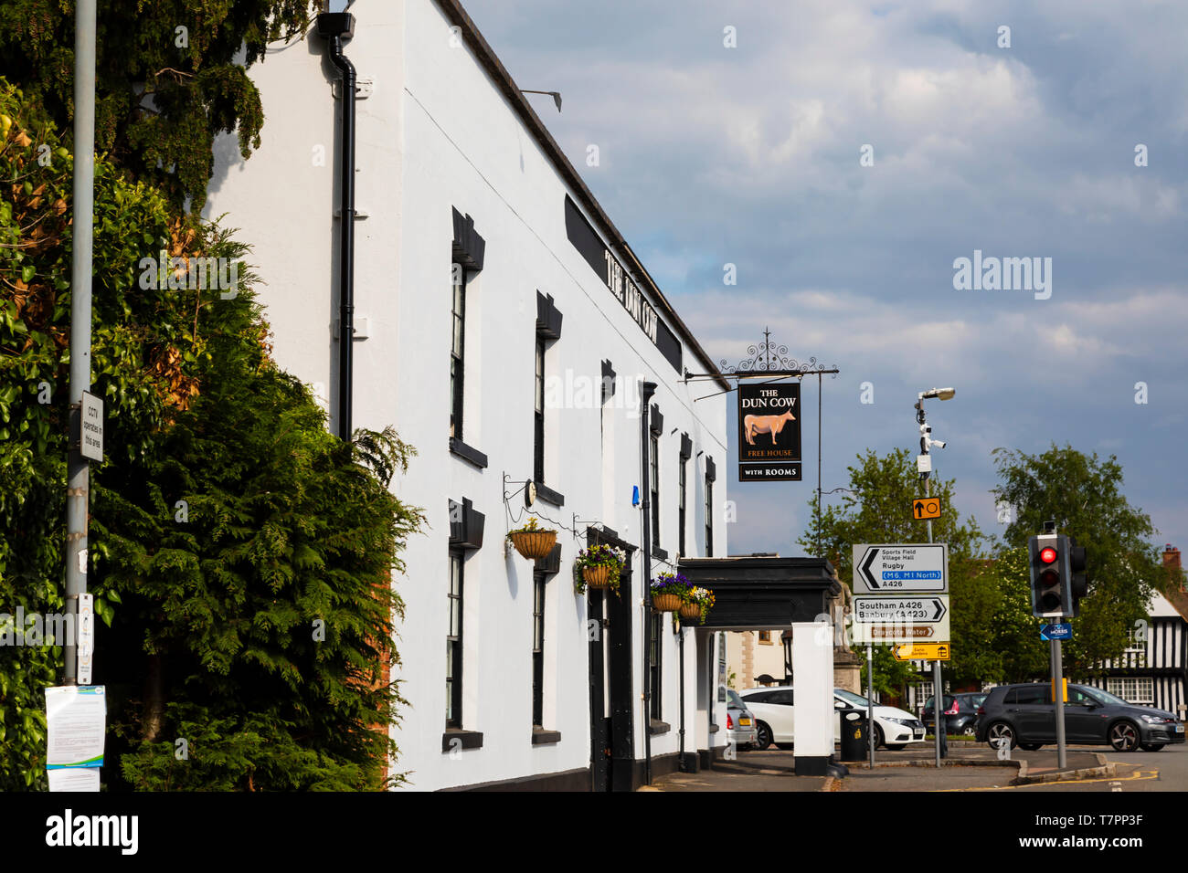 The Dun Cow old coaching inn on the crossroads of the London - Birmingham, and Oxford - Leicester coach roads. Dunchurch, near Rugby, Warwickshire, Stock Photo