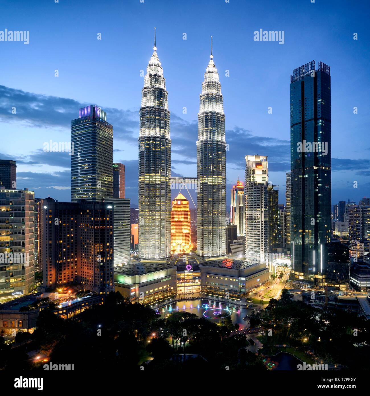 Malaysia, Selangor State, Kuala Lumpur, KLCC (Kuala Lumpur City Center), the Petronas Towers by architect Cesar Pelli Stock Photo