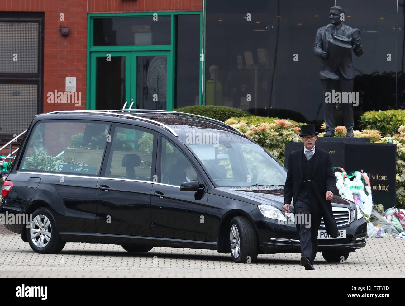 The funeral procession passes Celtic Park, Glasgow Stock Photo Alamy