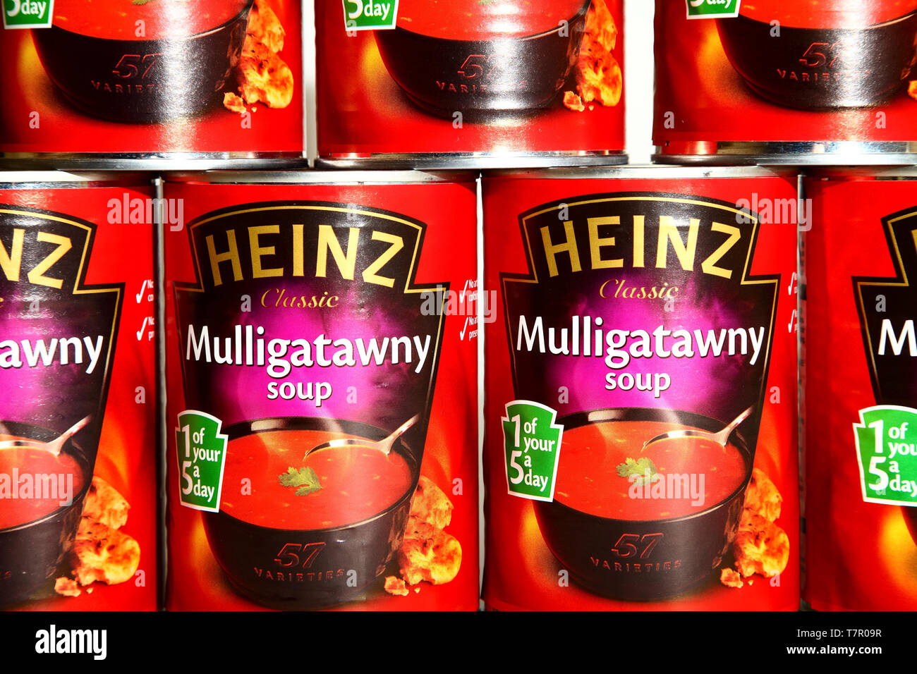 Stack of Heinz muligatawny beef curry soup Stock Photo Alamy