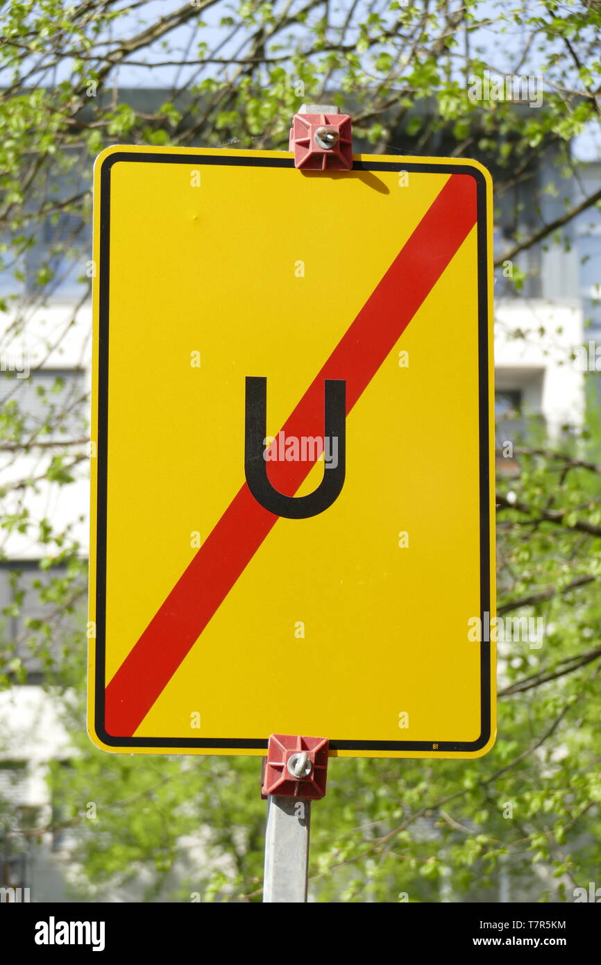Verkehrsschild Umleitung aufgehoben, Durchgestrichen, Deutschland, Europa Stock Photo
