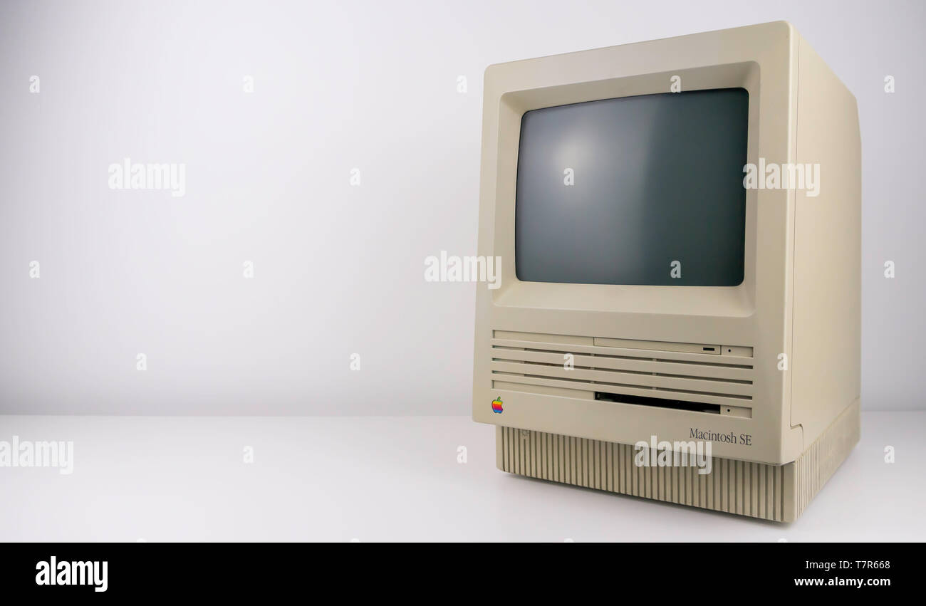 pple Macintosh SE Vintage Retro, with rainbow logo, 80's early 90's Personal Computer on White Background Stock Photo