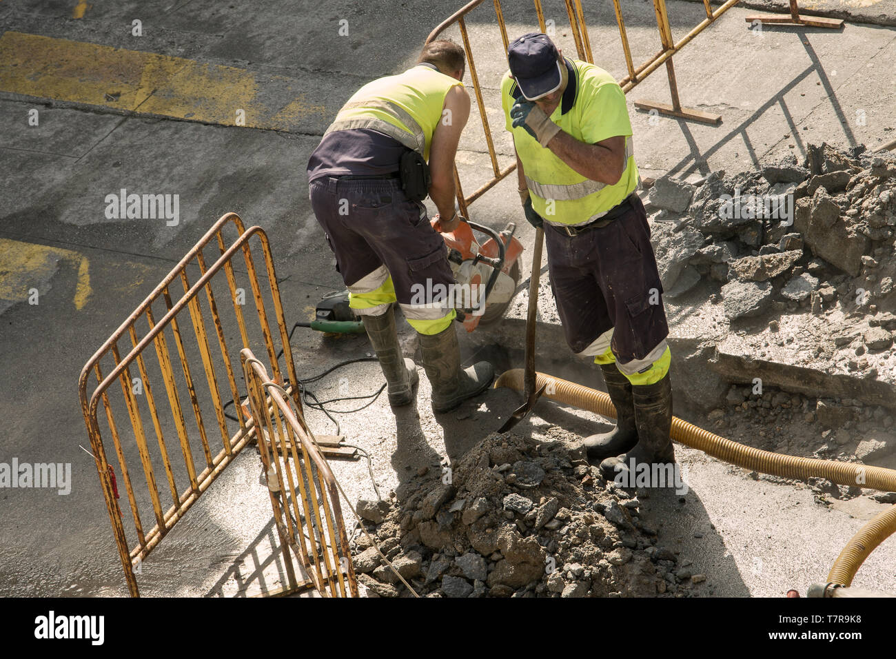 Water leak road repair hires stock photography and images Alamy