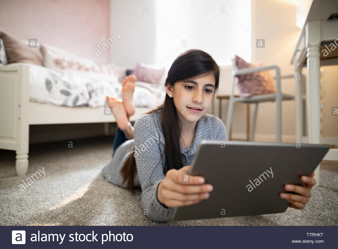 Tween girl computer hi-res stock photography and images - Alamy