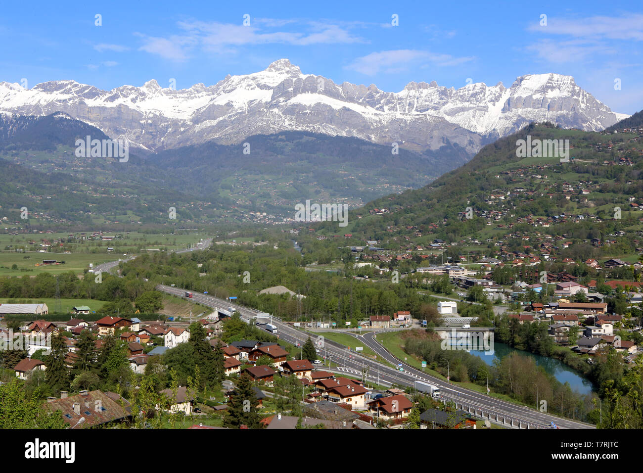 Vue sur la vallée de l'Arve et la Cha”ne des Arravis. Alpes Françaises. Stock Photo