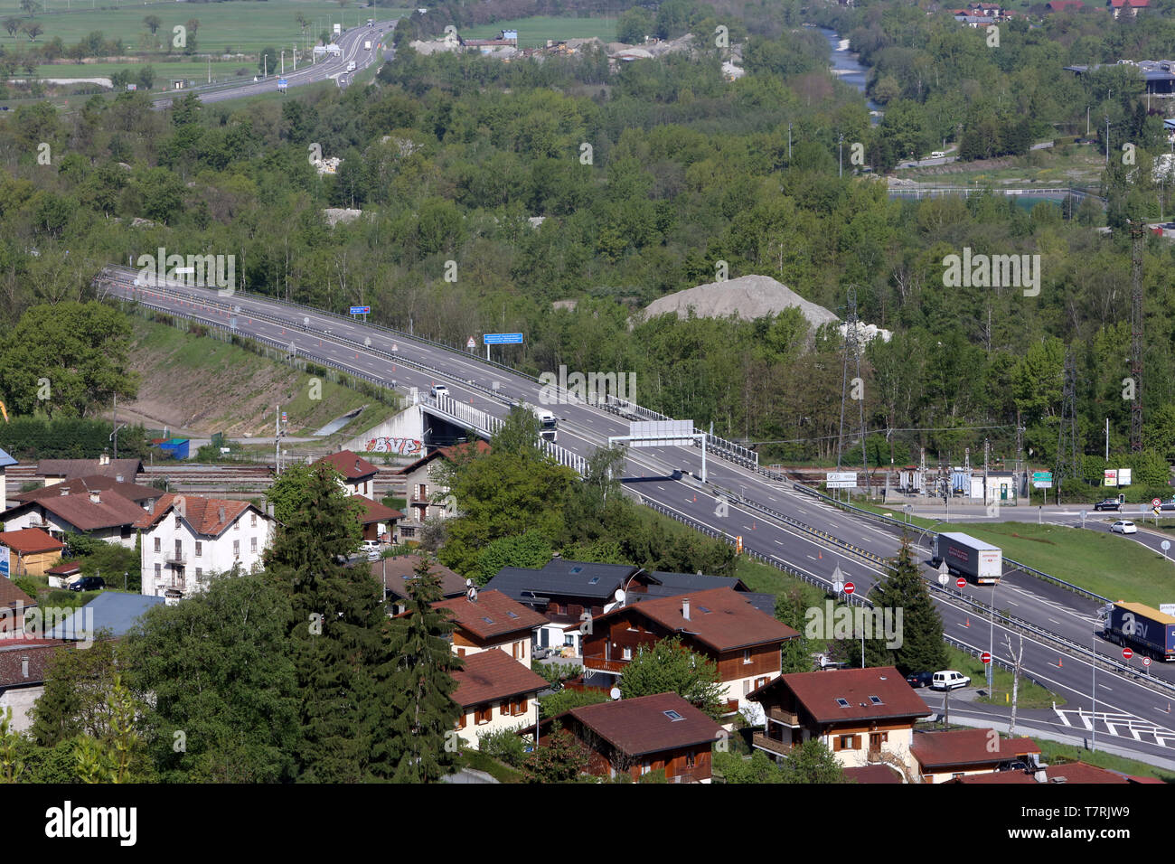 Vue sur la vallée de l'Arve l'autoroute blanche A40. Alpes Françaises. Stock Photo