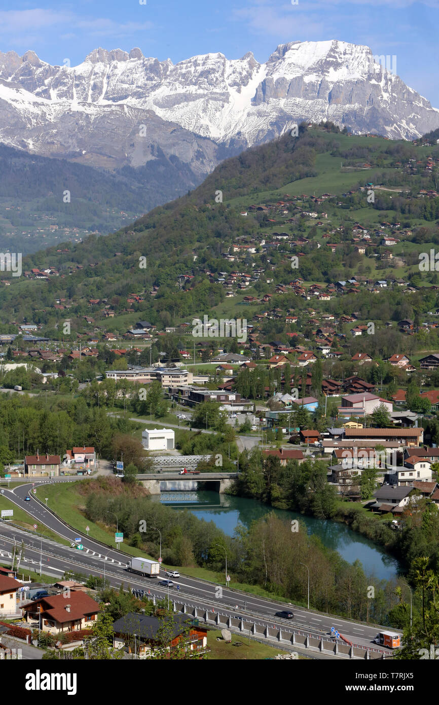 Vue sur la vallée de l'Arve et la Chaîne des Arravis. Alpes Françaises. Stock Photo