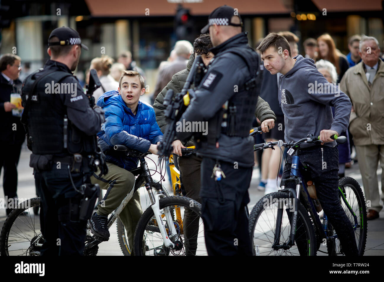 Newcastle upon Tyne, Armed police on the city centre chatting to boys on biles Stock Photo