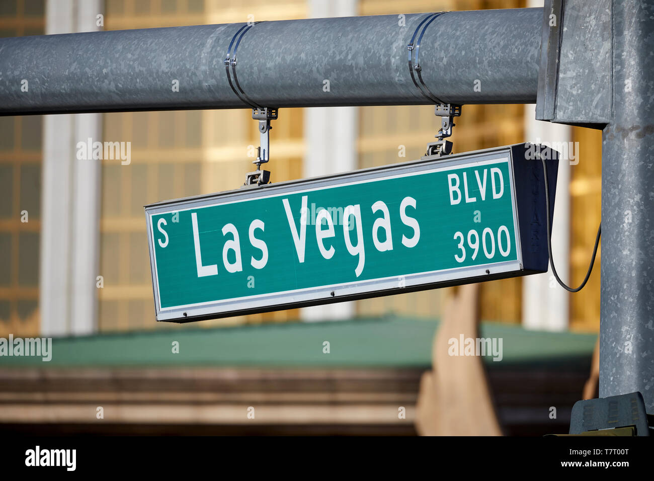 A street sign that reads las vegas boulevard photo – Street signs Image on  Unsplash