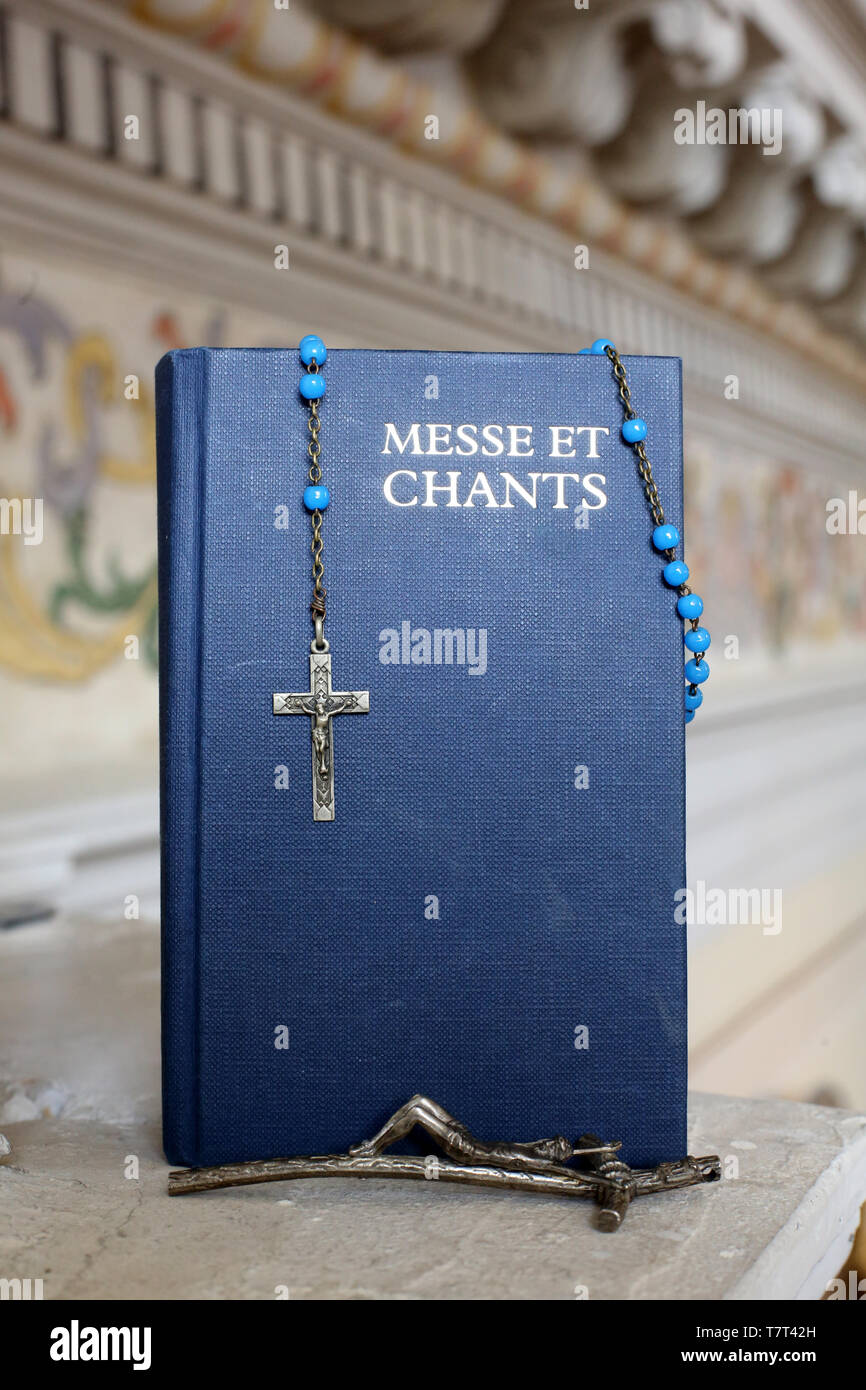 Livre de messe et chants, crucifix et chapelet. Stock Photo